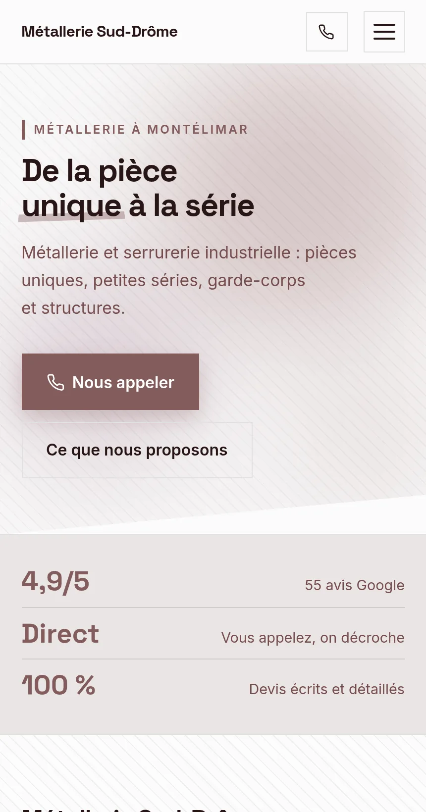Page d'une métallerie : surtitre souligné d'un trait d'accent, coupe diagonale sous l'en-tête, titre « De la pièce unique à la série »